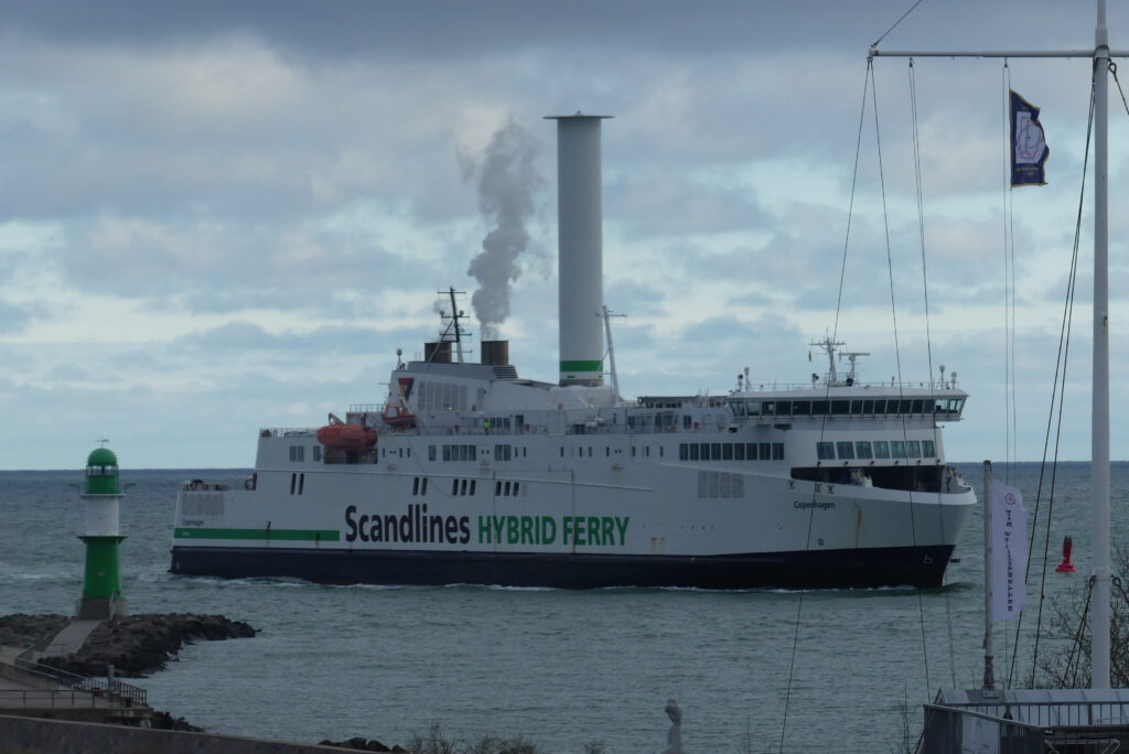 Scandlines Hybrid Ferry "Copenhagen" beim einfahren in Warnemünder Harfen
