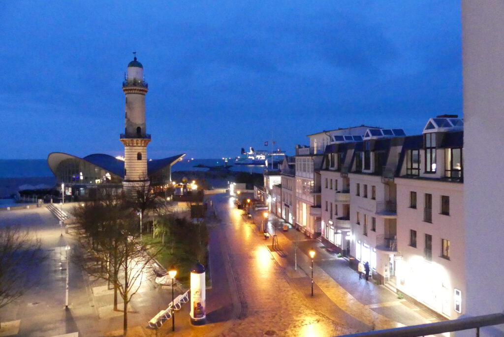 Aussicht aus der Ferienwohnung an der Ostsee bei Nacht