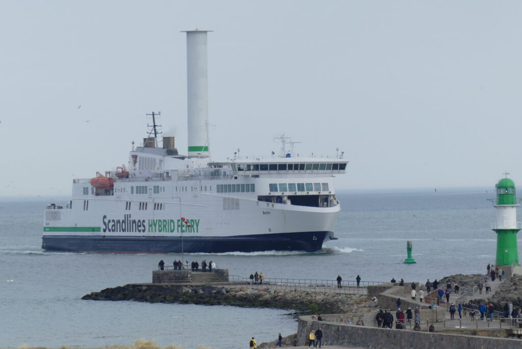 Scandlines Hybrid Ferry "Berlin" beim einfahren in Warnemünder Harfen