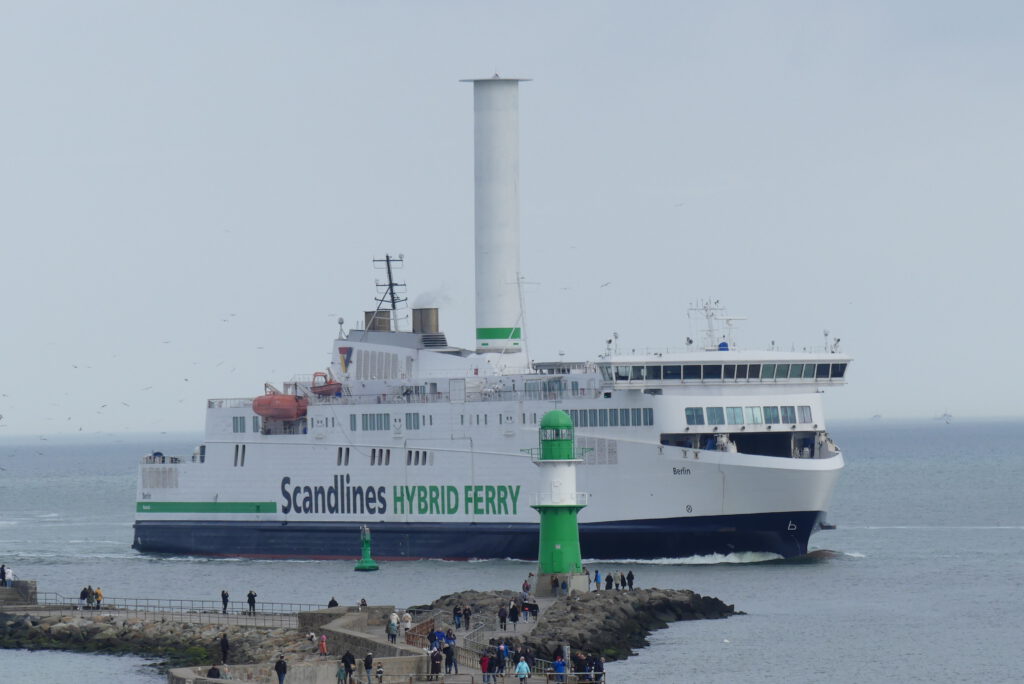 Scandlines Hybrid Ferry "Berlin" beim einfahren in Warnemünder Harfen