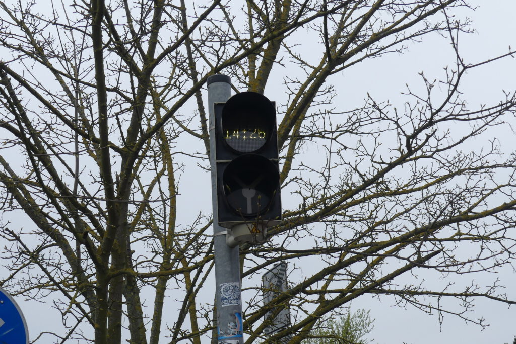 Praktische Uhr die aussieht wie eine Ampel