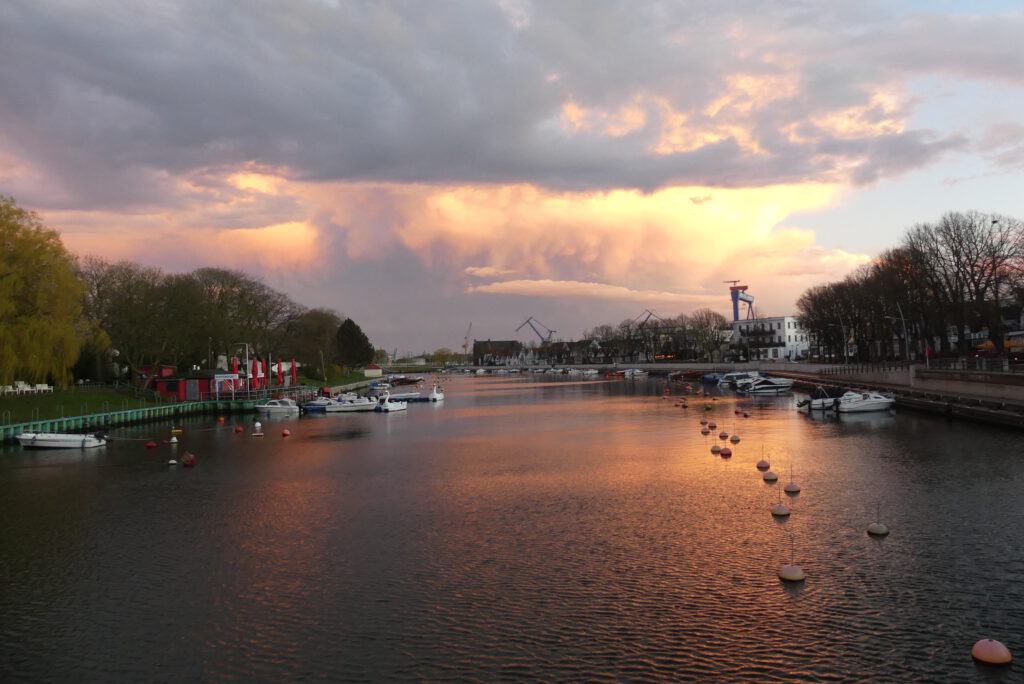 Abendsonne bei der Bahnhofsbrücke Warnemünde