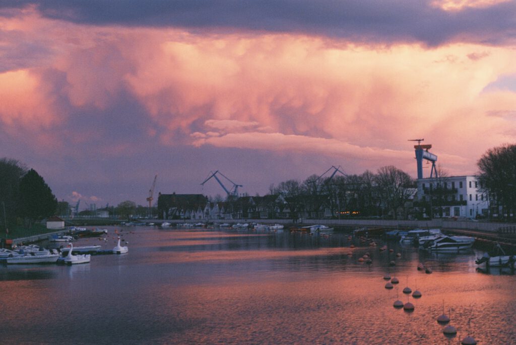 Abendsonne an der Bahnhofsbrücke in Warnemünde