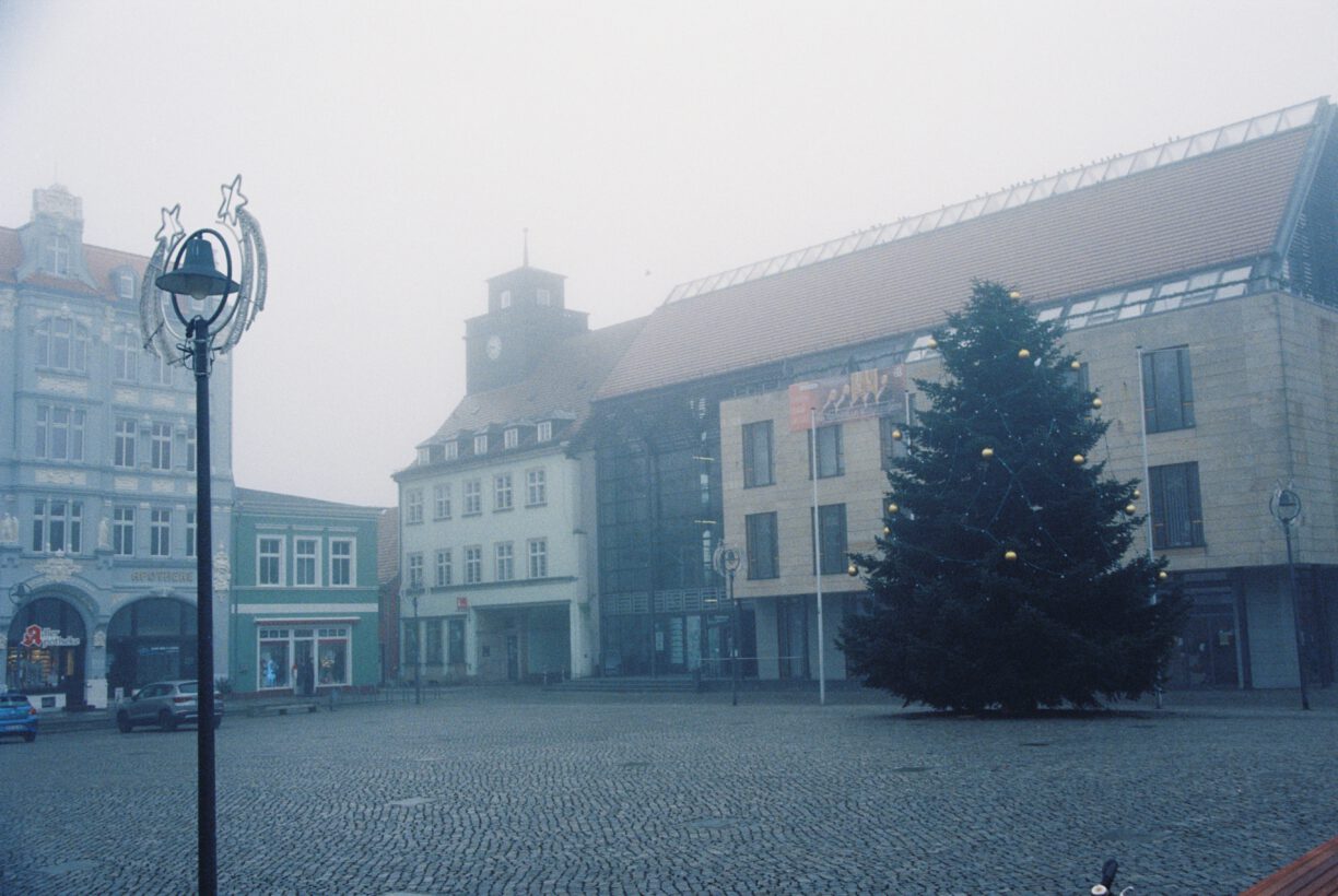 Senftenberger Marktplatz im Nebel - 2024
