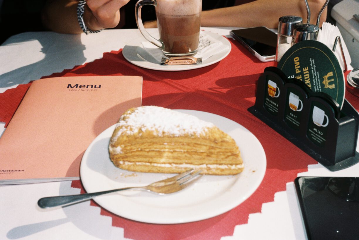 Honigkuchen im Bordrestaurant des Eurocity nach Prag - 2024